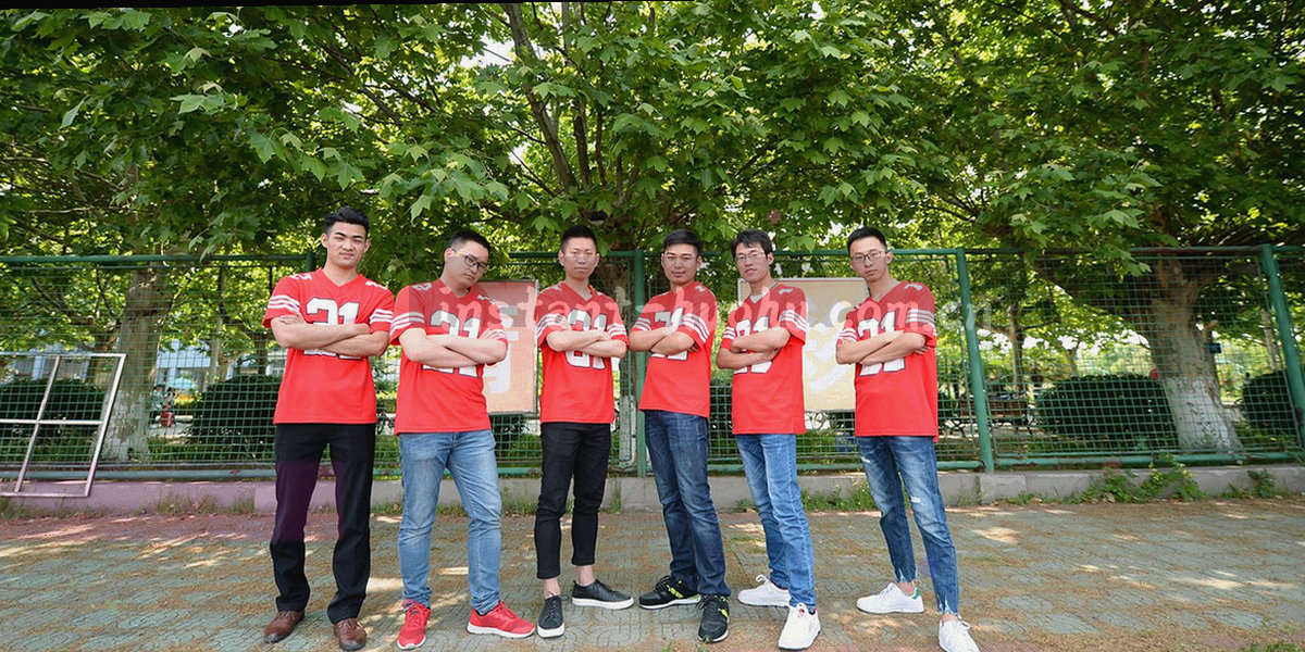 深色数据网格、锁形轮廓与橙色光点组成的抽象保护纹理